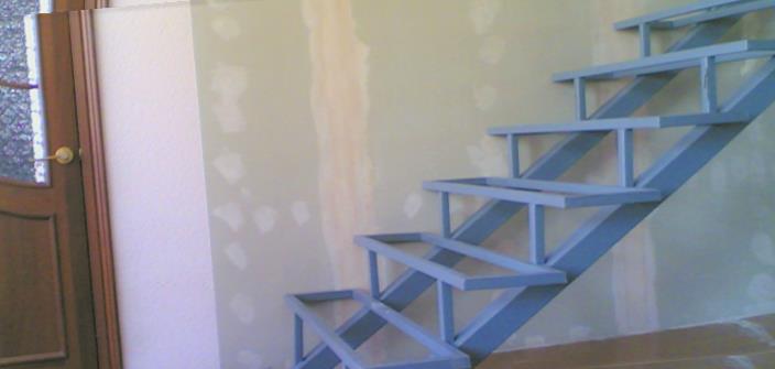 лестница на металлическом каркасе