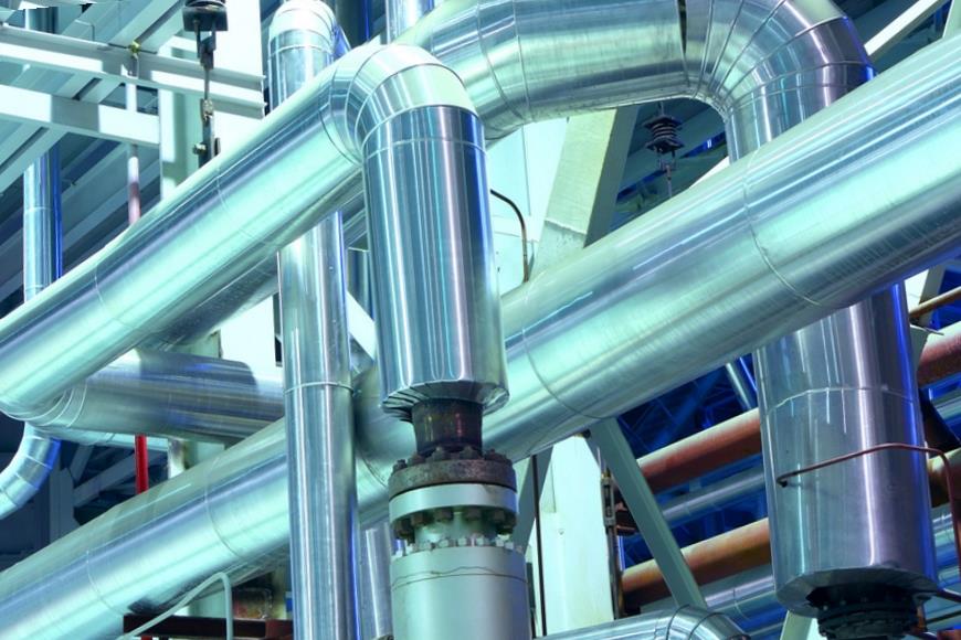 /><p>С начала 1950-х главное внимание обычно уделялось прочностным характеристикам, для повышения которых вводились более высокие показатели углерода, марганца или хрома. Однако это приводило к тому, что сталь получала повышенную хрупкость и низкую ударную вязкость, что в свою очередь вызывало серьезные повреждения на больших участках газопроводной сети.</p><p>В районе 1960-х в секторе нефтегазового обслуживания появились новые марки стали Si-Mn, обладающие уровнем прочности до К52 17ГС, 17Г1С и 17Г1С-у. При этом температура эксплуатации не могла опускаться ниже -5⁰. Последующее увеличение механических свойств за счет доступных добавок было нереально, в связи с чем основное усилие было направлено на создание дисперсионно закаленных сталей, в частности карбонитридная сталь 14Г2САФ, 16Г2САФ, 17Г2САФ. Но все созданные сплавы обнаружили небольшую устойчивость против хрупкого разрушения.</p><p>Одновременно проводились исследования по созданию экономичных низколегированных сталей, подлежащих термомеханической прокатке 13ГС, 13Г1С. Их характеристиками были уменьшенное содержание углерода, глубокая очистка от серы и использование микролегирования. Начальная попытка довести до минимума размер зерна определила движение к оптимизации химического состава сталей.</p><p>Текущие сплавы, используемые в газовой и нефтяной отрасли, включают в себя следующие структурные устройства:</p><ul class=