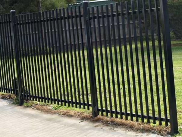 Металлические трубы для ограждения