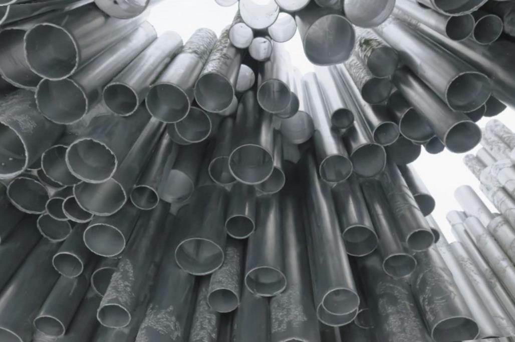 /><p>Покрытие из цинка применяется к трубному прокату из углеродистой или низколегированной стали. По прошествии времени образуется прочный слой патины, который устойчив к механическому воздействию, воде и кислороду.</p><blockquote><p>Оцинкованные аналоги обладают некоторыми преимуществами по сравнению с нержавеющим прокатом, произведенным из сплавов на основе хромоникеля.</p></blockquote><ul class=