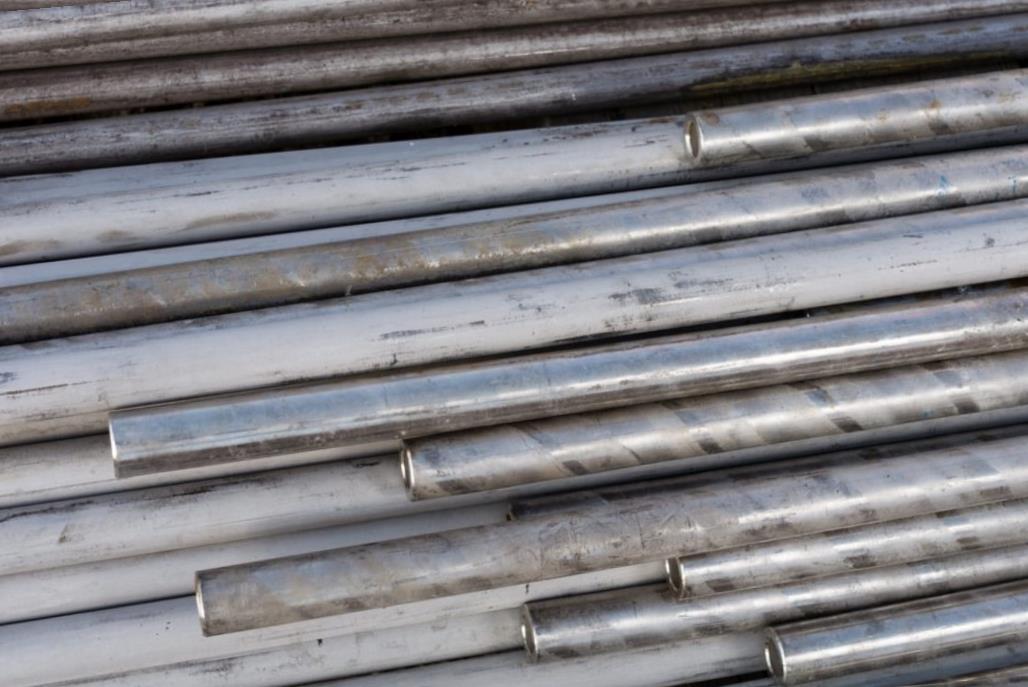 /><p>Максимальные погрешности по кривизне, овальности, а также отклонениям внешнего диаметра и толщины стенок установлены для изделий различных классов точности.</p><p>Ключевые нормы:</p><ul class=