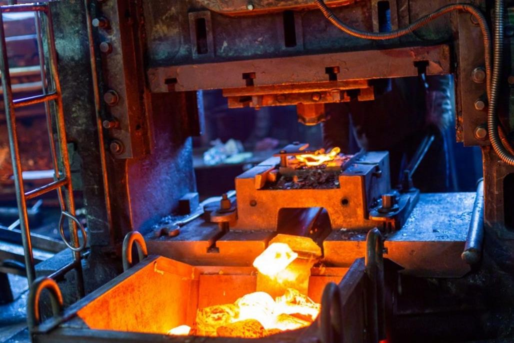 /><p>Заготовки подвергаются нагреву до температуры ковки, что способствует увеличению пластичности, при этом отсутствуют процессы рекристаллизации и плавления. Полуфабрикат одновременно подвергается воздействию давления и температуры.</p><p>Изделия изготавливаются из заранее подготовленных прутков, профилей, слитков. Предполагается использование двух разновидностей пресс-форм:</p><ul class=