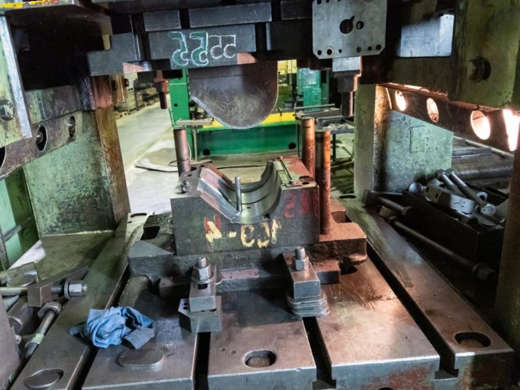 /><p>Основная идея заключается в извлечении максимальной пользы из использования матрицы и пуансона, поскольку их геометрические характеристики напрямую влияют на окончательный вид изделия. Несмотря на простоту и быстроту процессов производства, они требуют сложного проектирования. Этот процесс осуществляется конструктором и технологом. Сочетание деформирующих и разделяющих операций выполняется таким образом, что минимизируется количество взаимодействий и потребление ресурсов.</p><p>Операции разделения:</p><ul class=