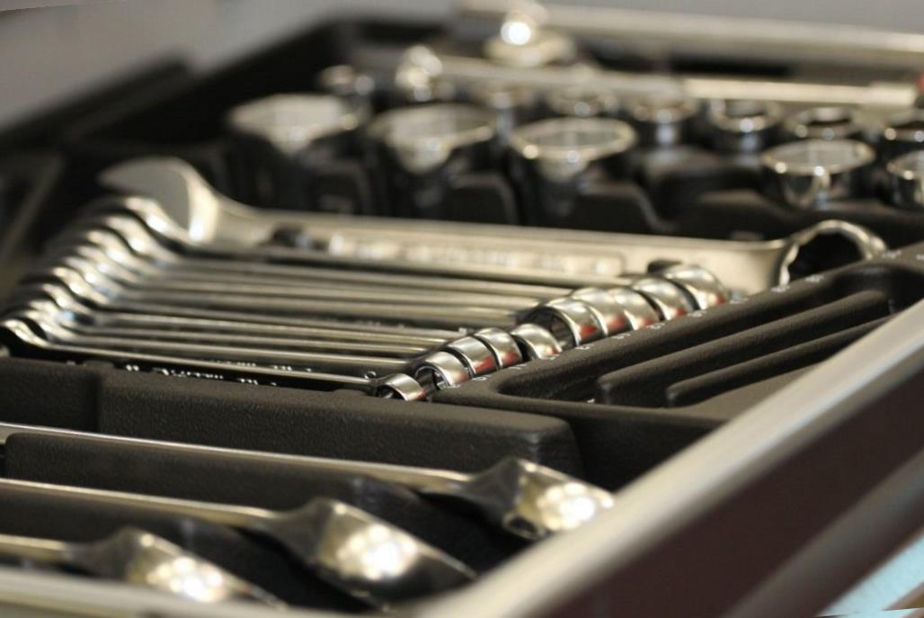 /></div><h3>Спецификации углеродсодержащей стали</h3><p>Свойства сплавов определяются уровнем их обработки. В начальные стадии железную руду подвергают декарбурации, превращая оксид железа в металл. Классы устанавливаются исходя из объемов остающихся в расплаве атмосферных газов.</p><p>Тихий (Тих)</p><p>Частично спокойный (Чс)</p><p>- Бушующий (Бш).</p><p>Качество устанавливают в соответствии с присутствием вредных примесей.</p><p>Обычный.</p><p>Величественное.</p><p>Классификация сталей основывается на следующих параметрах: твердость и ударная хрупкость, которые определяются содержанием углерода.</p><p>Материалы с низким содержанием углерода – до 0,25%;</p><p>Уровень углерода в среднеуглеродистых составляет от 0,25 до 0,6%.</p><p>Виды стали с высоким содержанием углерода, превышающим 0,6%.</p><p>Проводится разделение с учетом областей использования:</p><p>Конструкционные материалы охватывают широкий спектр типов, включая строительные, автоматные, термоотверждаемые, повышенной прочности и другие. Обозначение этих показателей начинается с чисел, представляющих содержание углерода в сотых долях процента, от 08 до 85. Если содержание марганца было увеличено, буква