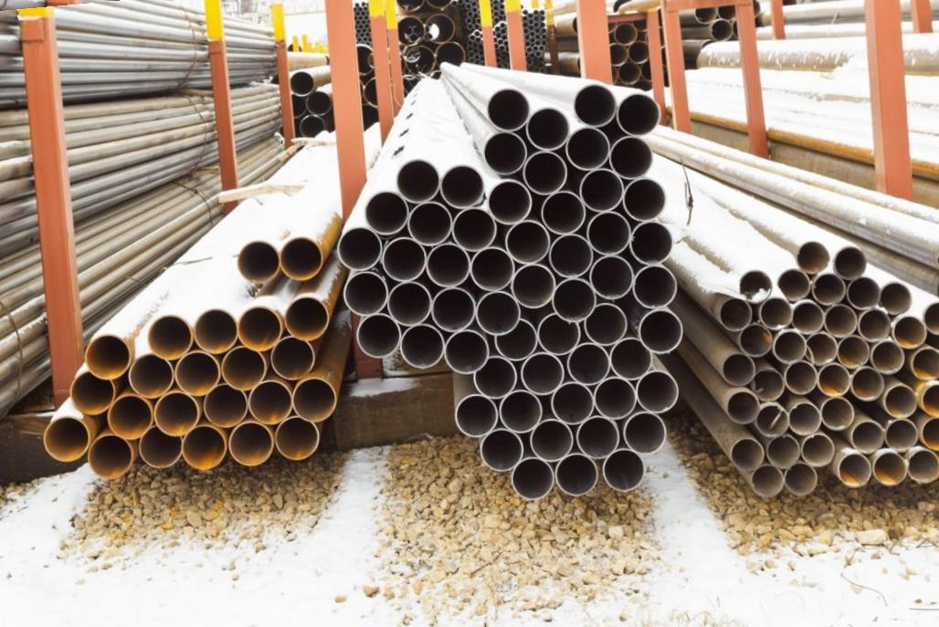 /><figcaption>Бесшовные трубы, произведенные горячим прокатом</figcaption><p>Материал для создания холоднокатаных х/к изготавливают из готового листового продукта. Этапы включают многократное прохождение через прокаточный стан без применения тепла, пока предмет не получает круглую форму. Когда края листовой заготовки соприкасаются, они свариваются внутри и снаружи, после чего сварные швы подвергаются шлифованию. Идентификатор марки электросварных обозначается как э/с. В работе можно использовать технику сварки двух полукруглых деталей. В процессе производства проводят несколько стабилизирующих отжигов на разных температурах. Вследствие термической обработки, зерна структуры не тянутся по направлению деформации, а со временем возвращаются к нормальной форме и однородности.</p><blockquote><p>Некоторые сплавы для укрепления подвергаются дополнительной термообработке, в частности закаливанию и старению. Поверхности этих сплавов подвергаются шлифовке, а также химическому или электрохимическому травлению. Нержавеющую сталь обычно обрабатывают при помощи горячего аммиака.</p></blockquote><p>Изделия, изготовленные с использованием холодной технологии, отличаются тонкими стенками и небольшим весом, а также заметно уменьшаются производственные отходы. Их прочность обеспечивается стабильной молекулярной структурой, однако наличие швов повышает риск разрыва при сильном давлении или гидравлическом ударе.</p><p>Есть еще одна категория - холоднодеформированные. При проведении операции по протяжке проволоки, сила растяжения металла за счет холодной деформации может удвоиться. Суть процесса состоит в многократной протяжке проколотого бланка через матрицу с меньшим диаметром. Современное оборудование могут производить трубы с ограниченным диаметром до 530 мм. Холодно деформированные конструкции абсолютно цельные и устойчивы к разрыву. Они чаще всего используются для переноса агрессивных реагентов или изготавливают из них компоненты оборудования: контуры, змеевики, конденсаторы. Тонкие нержавеющие капиллярные трубы применяются в авиации и судостроении.</p><p>Спиралевидные трубы изготавливаются из металлических лент, приваренных в виде спирали. Они используются в процессе создания вентиляционных систем и дымоходов. Металлические ленты представляют собой тонкий и надежный прокат, который легко поддается разрезанию, деформации и сварке. Воздухоотводчики обладают легкостью и устойчивостью к воздействию кислотосодержащего пара и продуктов горения.</p> <img src=